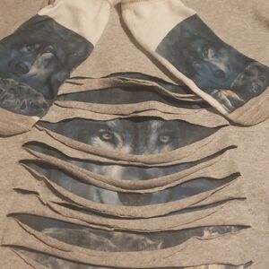 New custom cut peak - a - boo T shirt with  Wolf Print Gray Socks